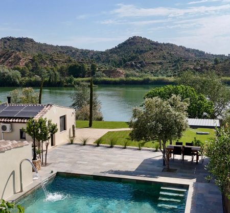 Villa on the banks of the Ebro river