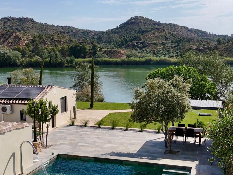 Villa on the banks of the Ebro river