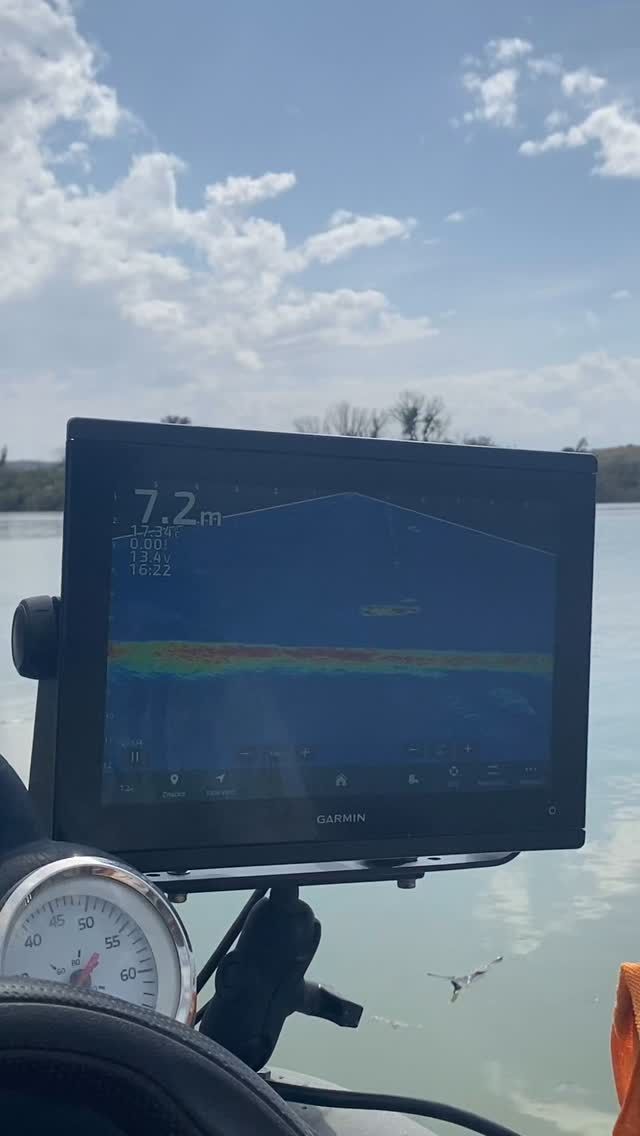 That was close! 😎
#spain #mequinenza #fishtime #rybareni #fishing #catfish #siluro #garmin #verticalfishing #bigfish #neztracejcaschytej  #spanelsko