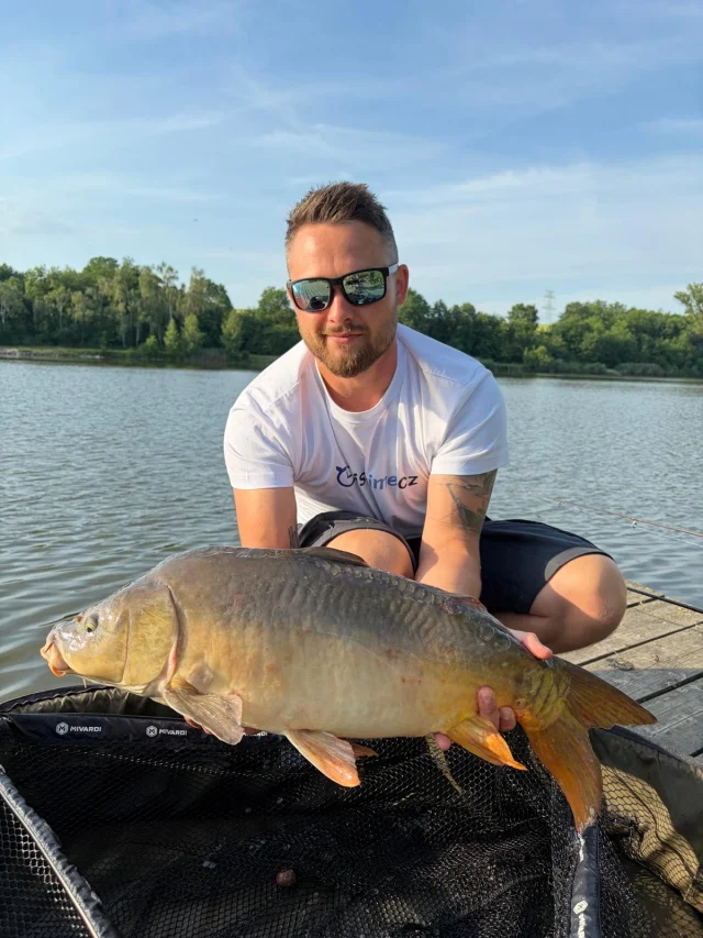 A jak vy trávíte čas v těch pekelných teplotách? 🎣🐟
Správného rybáře žádné počasí nezastaví, je to tak? 😆

Když ostatní hledají klimatizaci, já si jdu za záběrem. 
Parádní sobota plná kaprů a akce. 

Rybařině zdar! 👊
Jirka